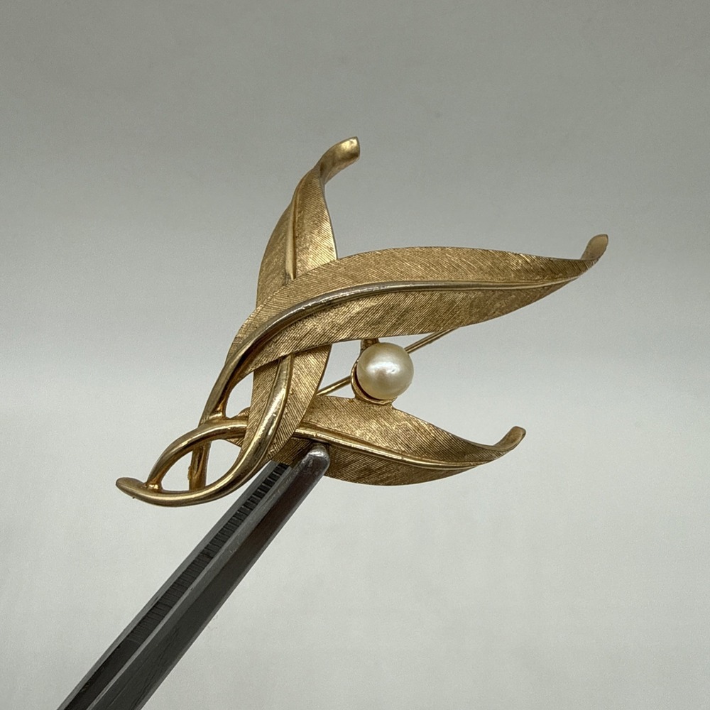 Vintage Boucher Brushed Goldtone Brooch Pin Leaf